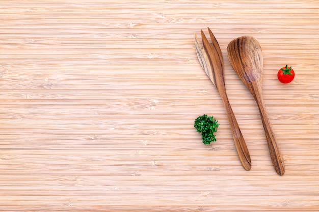 Het voedsel en het saladeconcept met ruwe ingrediëntenvlakte leggen op witte houten.