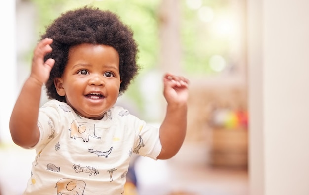 Het voelt veel als speeltijd. Shot van een schattige baby die thuis speelt.