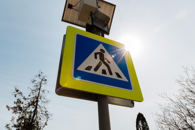 Het voetgangersoversteekbord wordt aangedreven door hierboven geïnstalleerde zonnepanelen