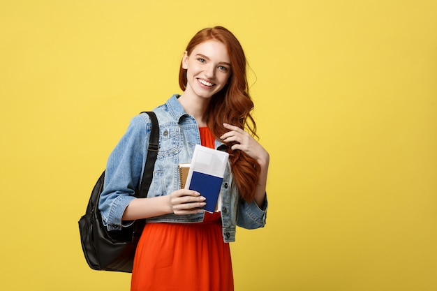 Het volledige portret van de lengtestudio van vrij jong de holdingspaspoort van de studentenvrouw met kaartjes.