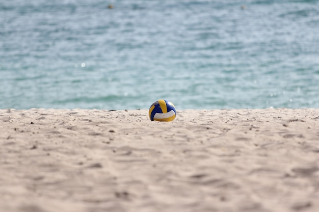 Het volleybal op zandstrand heeft overzees in thailand