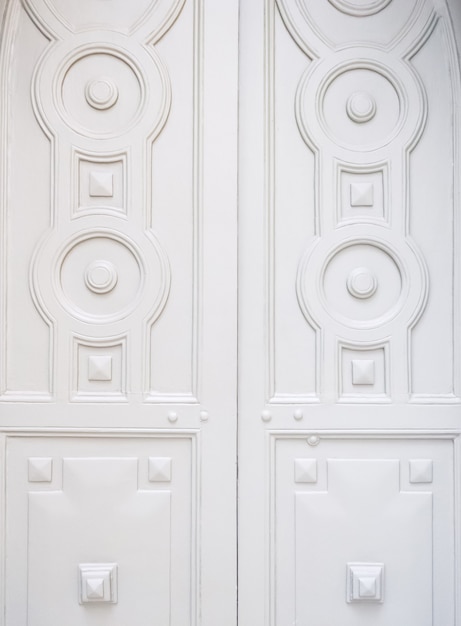 Het vooraanzicht van de witte snijpoort in de traditionele Europese stijl in de Thaise kerk, vooraanzicht voor de kopieerruimte.