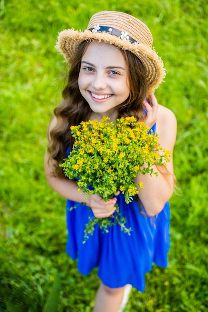 Het vraagt om feest Gelukkig meisje houdt bloemen vast natuurlijk landschap Jubileumfeest Verjaardagscadeau Bloemenwinkel Zomervakantie Bloemstukken voor speciale gelegenheid