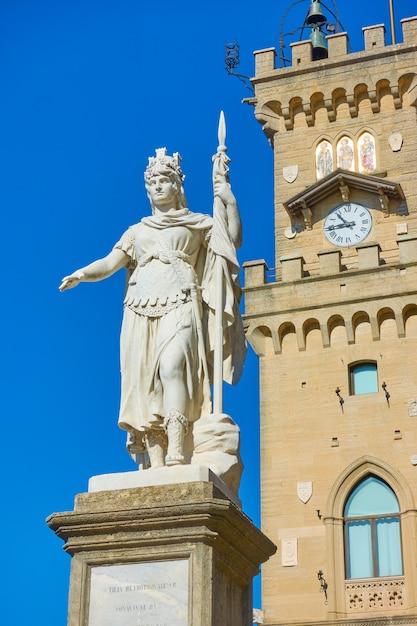 Het Vrijheidsbeeld bij het stadhuis in San Marino