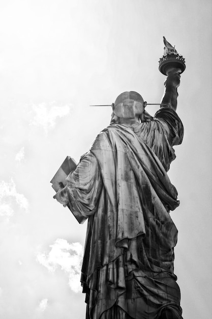 Foto het vrijheidsbeeld tegen de lucht.