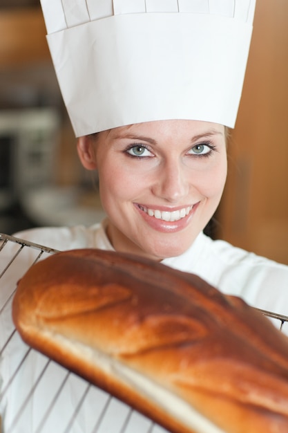 Het vrolijke vrouwelijke brood van het chef-kokbaksel