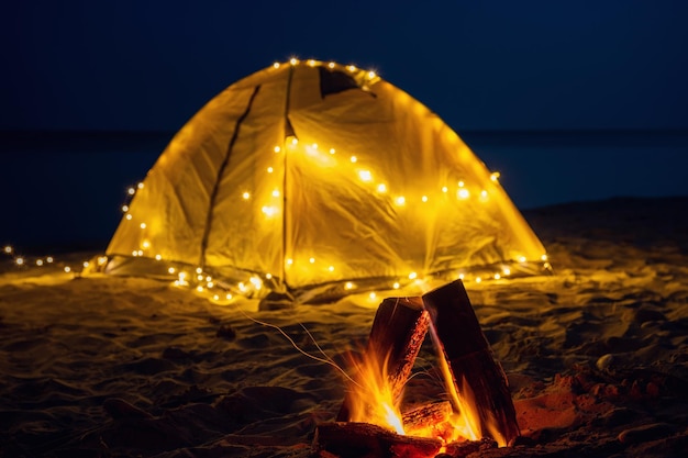 Het vuur 's nachts op het strand Zomerstemming