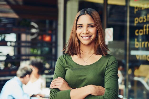 Het was haar briljante idee om de bijeenkomst hier te houden Bijgesneden opname van ontwerpers die elkaar ontmoeten in een coffeeshop