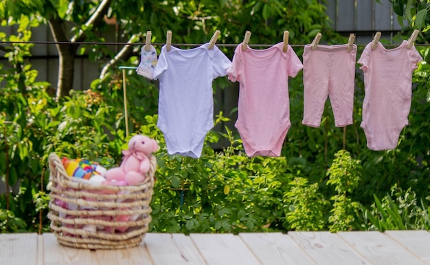 Het wassen van babakleding Het linnen droogt in de frisse lucht Selectieve focus natuur