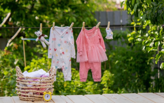 Het wassen van babakleding Het linnen droogt in de frisse lucht Selectieve focus natuur