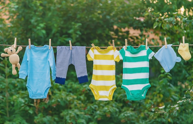 Het wassen van babykleding, het linnen droogt in de frisse lucht