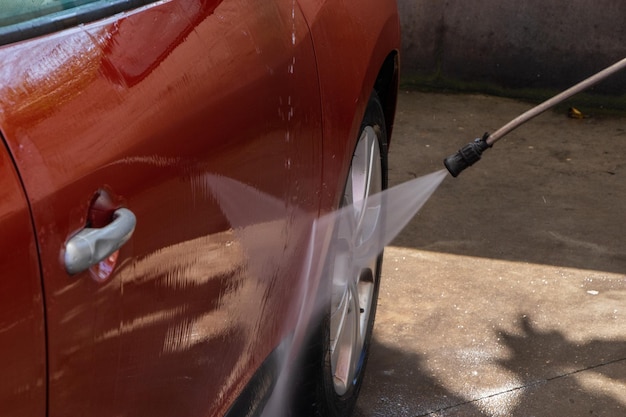 Het wassen van de auto in een wasstraat.