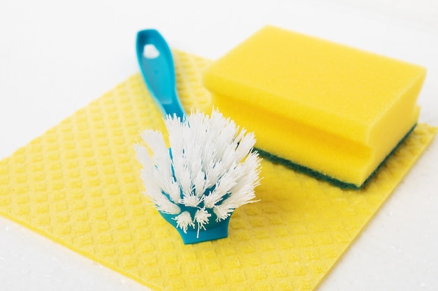 Foto het wassen van ramen gevels spiegels sponzen vodden borstels op een witte achtergrond