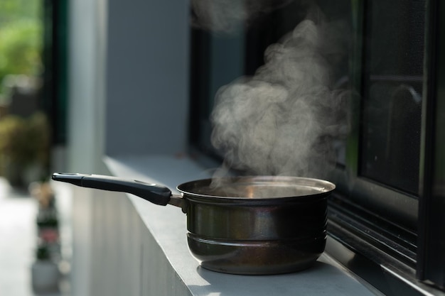 Het water kookt in de pot heet water