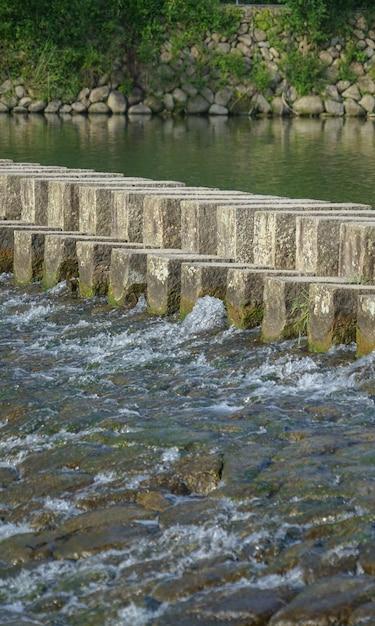 Het water stroomt over de rotsen