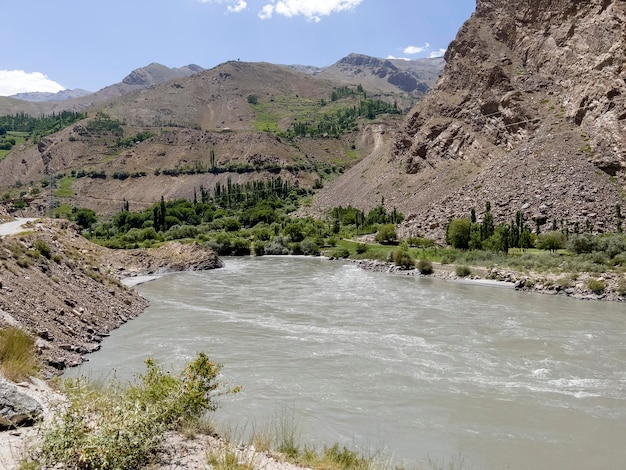 Het water van de Panj-rivier is in de zomer ook koud