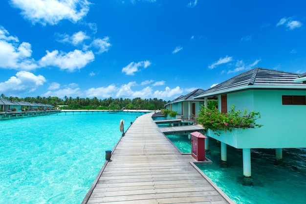 Het waterbungalow van de maldiven op oceaanwaterlandschap