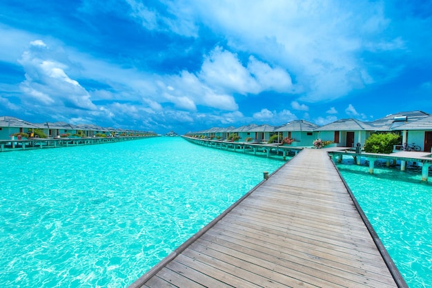 Het waterbungalow van de maldiven op oceaanwaterlandschap