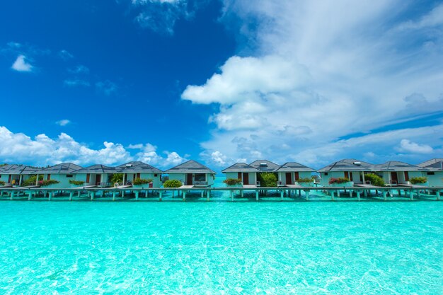 Het waterbungalow van de Maldiven op oceaanwaterlandschap