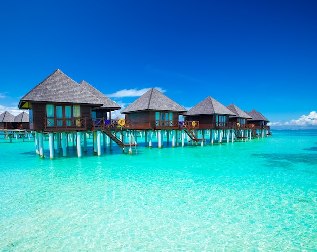 Het waterbungalow van de Maldiven op oceaanwaterlandschap