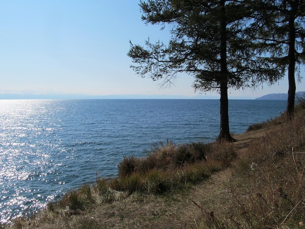 Het wateroppervlak van het Baikalmeer in de stralen van de ondergaande zon