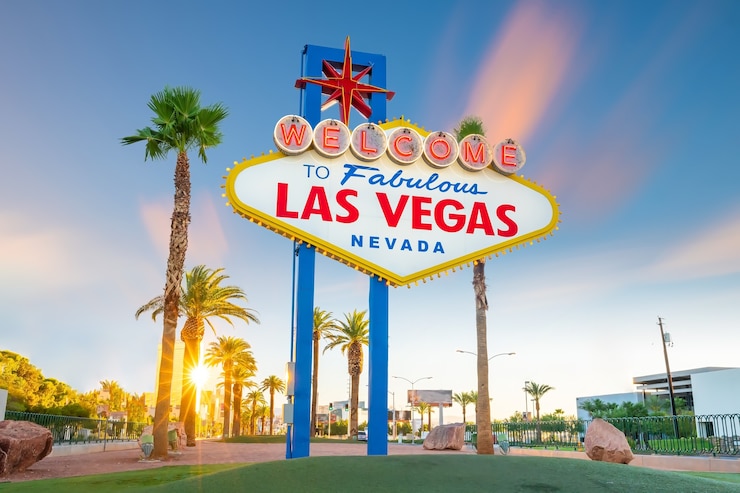 Het Welcome to Fabulous Las Vegas-bord in Las Vegas, Nevada, VS bij zonsondergang