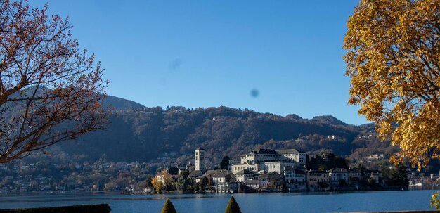 Het wereldberoemde eiland Orta San Giulio in het Orta-meer in de Piemonte in Noord-Italië gezien vanaf de t