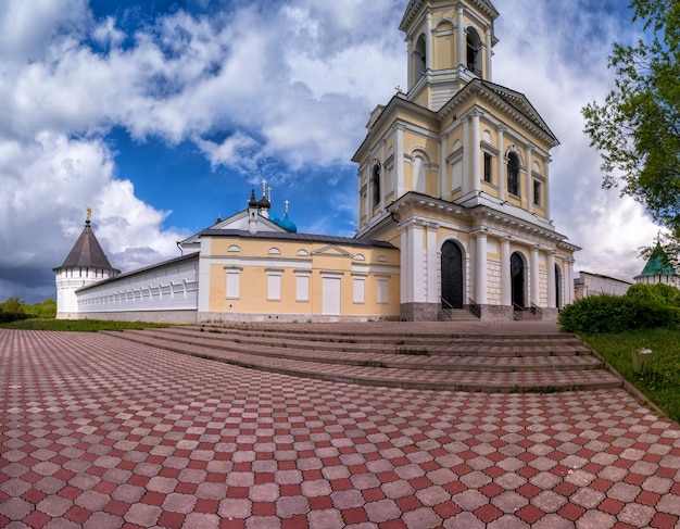 Het wereldberoemde Vysotsky-mannenklooster in Serpukhov, Rusland