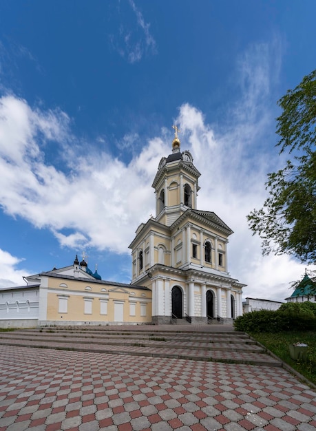 Het wereldberoemde Vysotsky-mannenklooster in Serpukhov, Rusland