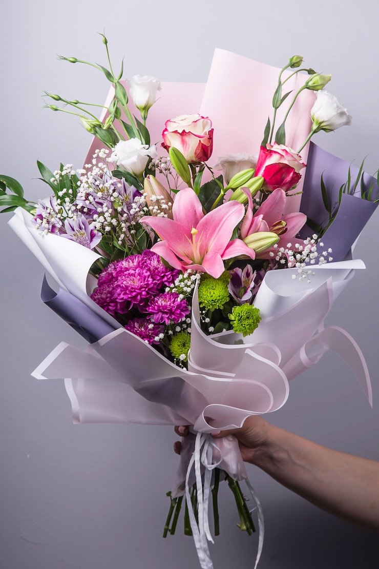 Foto het werk van de bloemist tijdens het maken van een boeket