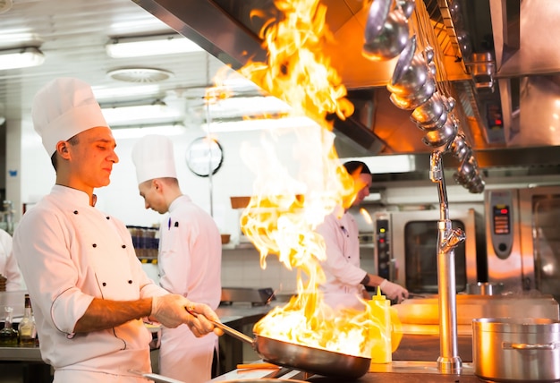 Het werk van de kok in de keuken van het restaurant.