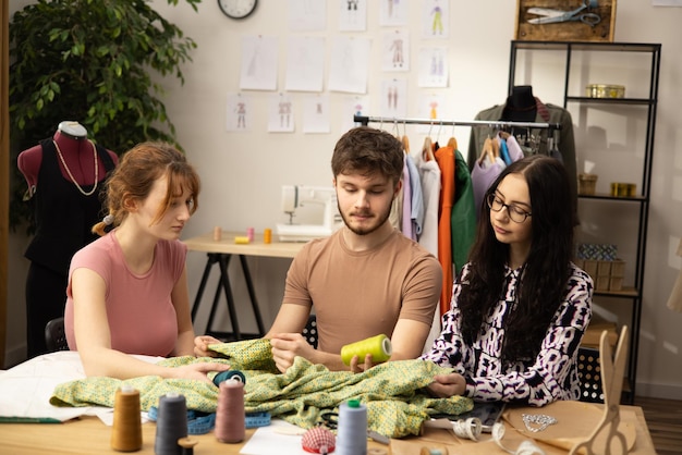 Het werk van modeontwerpers en kleermakers in de winkel modeontwerpers aan het werk in hun studio