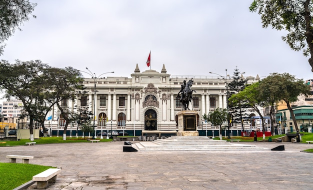 Het wetgevende paleis van peru met een standbeeld van simon bolivar in lima