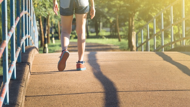 Het wijfje dat bij de ochtend loopt voor warm lichaam om te joggen en uit te oefenen.