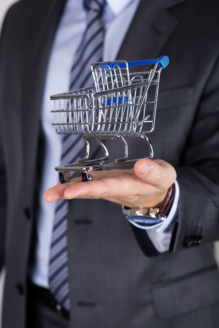 Foto het winkelwagentje van de bedrijfsmensenholding. zakelijke aanbieding, winkelen of verkoop concept