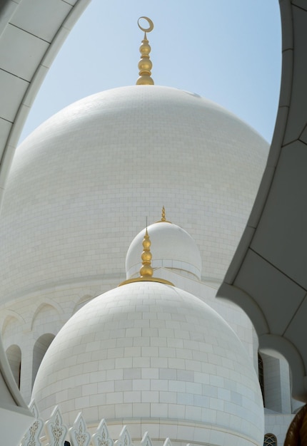 Het witte gebouw in het midden is de grote moskee van Sheikh Zayed.