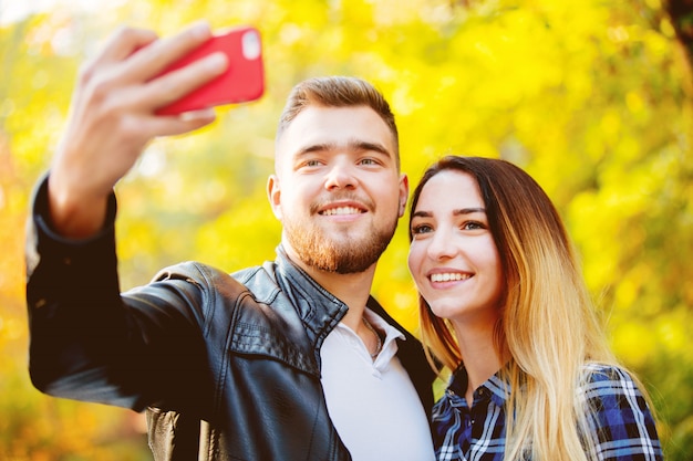 Het witte paar maakt een selfie op mobiele telefoon in een park