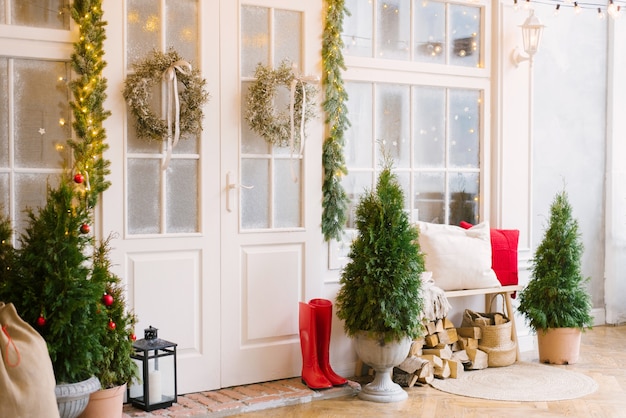 Het witte privéhuis is versierd met kleine kerstbomen en lantaarns, een zak met cadeaus