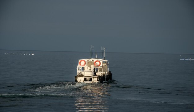 Het witte schip gaat naar zee.