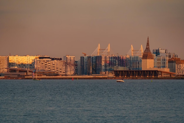 Het wooncomplex in aanbouw in de bouwkranen van het zonsondergangbulkeiland