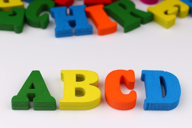 Het woord abcd met gekleurde letters