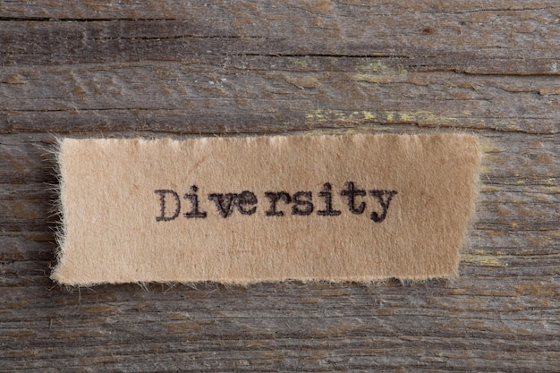 Foto het woord diversiteit getypt op een stuk papier concept voor een variëteit