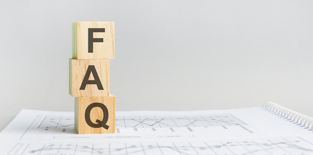 Het woord FAQ gestructureerde zoektaal, bekleed met houten blokken
