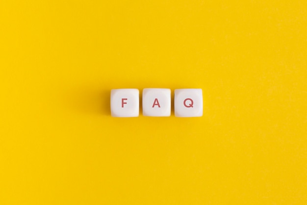 Het woord FAQ op een witte blokjes