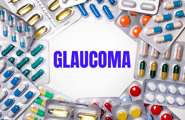 Het woord glaucoma is geschreven op een lichte achtergrond omringd door veelkleurige pakketten met pillen medisch concept