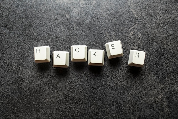 Het woord hacker wordt op tafel verzonnen met behulp van de toetsenbordtoetsen