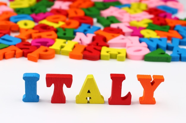 Foto het woord italië met gekleurde letters