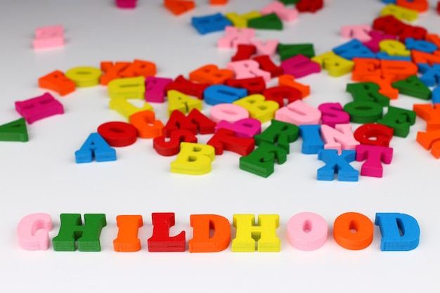 Het woord kindertijd met gekleurde letters
