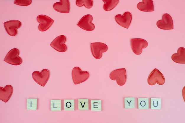 Het woord Liefde Liefde op houten kubussen Liefdesthema Valentijnsdag Houten letterblokken