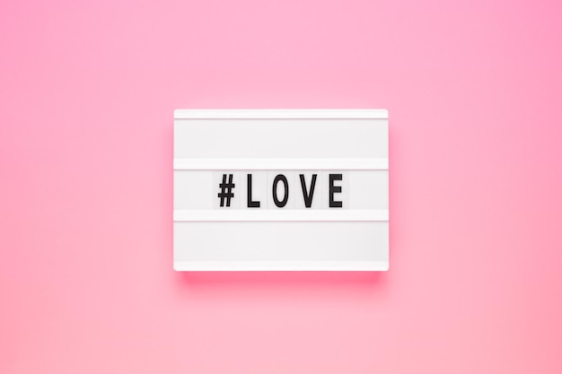 Het woord liefde op lightbox geïsoleerd roze achtergrond Happy Valentines day concept Romantisch plat lag samenstelling